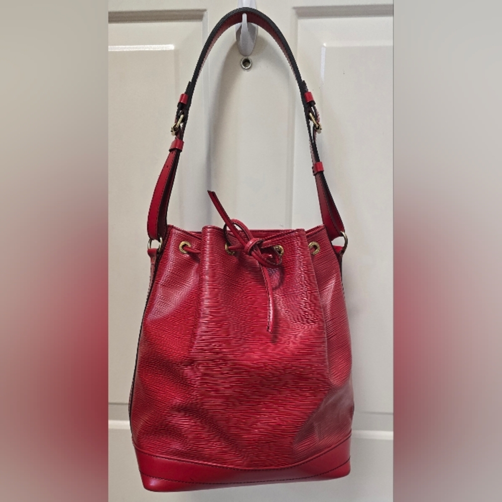 LV Noe Elegant Red Bucket Bag-Very Good Condition 12.5 in x 7.5 in x 10.5 in